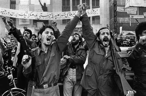 A Revolução Iraniana de 1979: Um Ato de Defiance Contra o Ocidente e a Busca por uma Identidade Nacional Islâmica